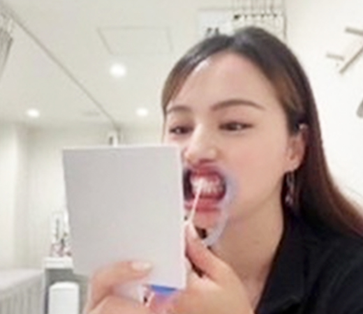 ワセリンで歯茎を保護している写真