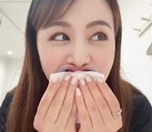 ティッシュで歯の表面拭取している写真